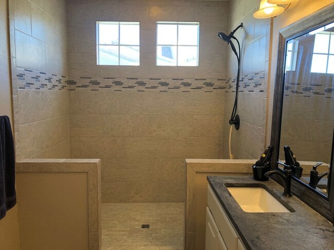 Building Photo - 3 BEDROOM & 2.5 BATH TOWNHOME LOCATED IN G...