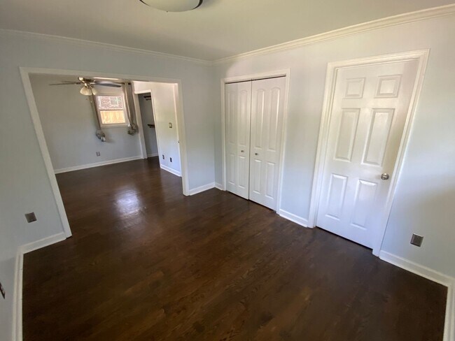 Building Photo - Amazing in town ranch awaits you!