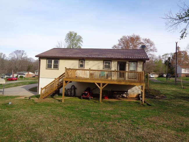 Building Photo - Nice! Updated House with Unfinished Basement-Ready for Move-In