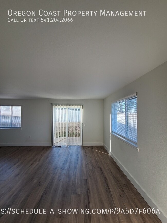 Building Photo - 1135 SE Oar Ave