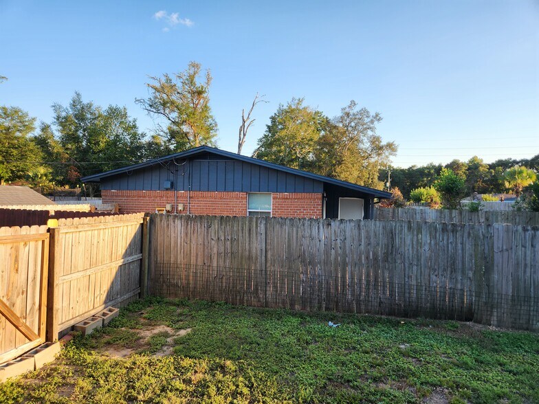 Building Photo - 710 Shady Lane Dr