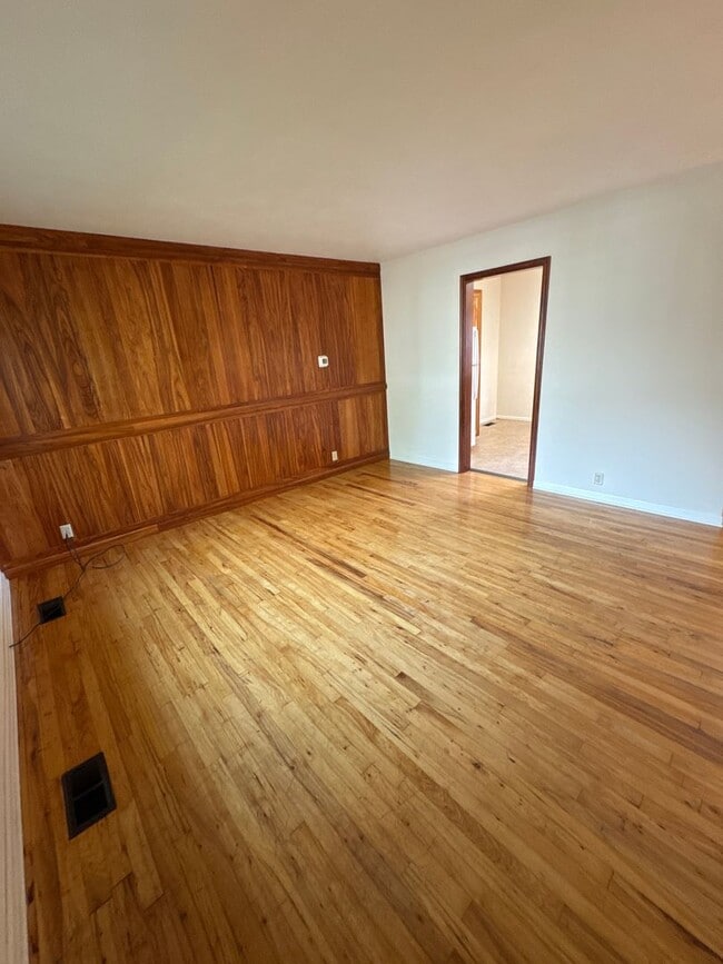 Building Photo - Spacious 2 Bedroom 1 Bath Duplex in Park-Like Setting - Pets Welcome