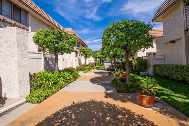 Building Photo - 848 W Huntington Dr