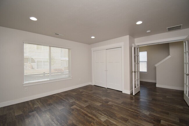 Building Photo - 4 Bed 3.5 Bath Sunny and Spacious South Jordan Corner-Lot Home with Views!