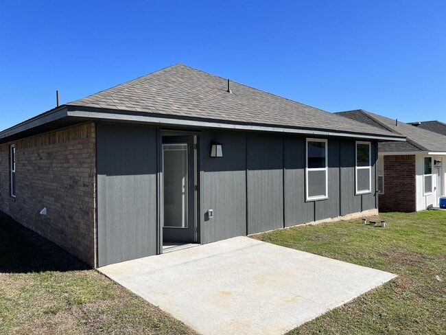 Building Photo - 1313 Sycamore Cir