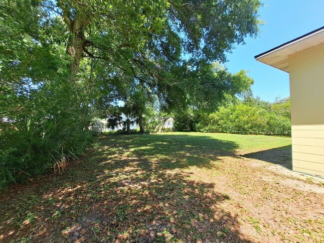 Building Photo - Don't miss this lovely 2 Bedroom / 2 Bath ...