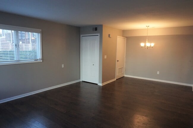 Building Photo - 114 Pinewood Dr