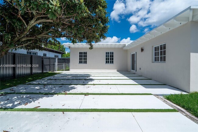 Building Photo - 323 NW 104th Terrace