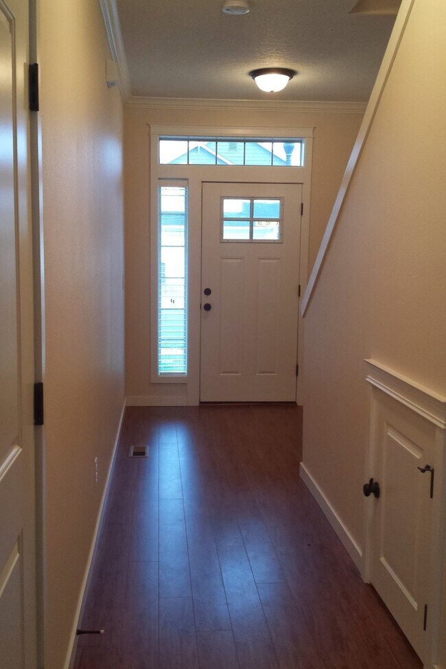 Building Photo - Spacious & Beautiful Home in Great Locatio...