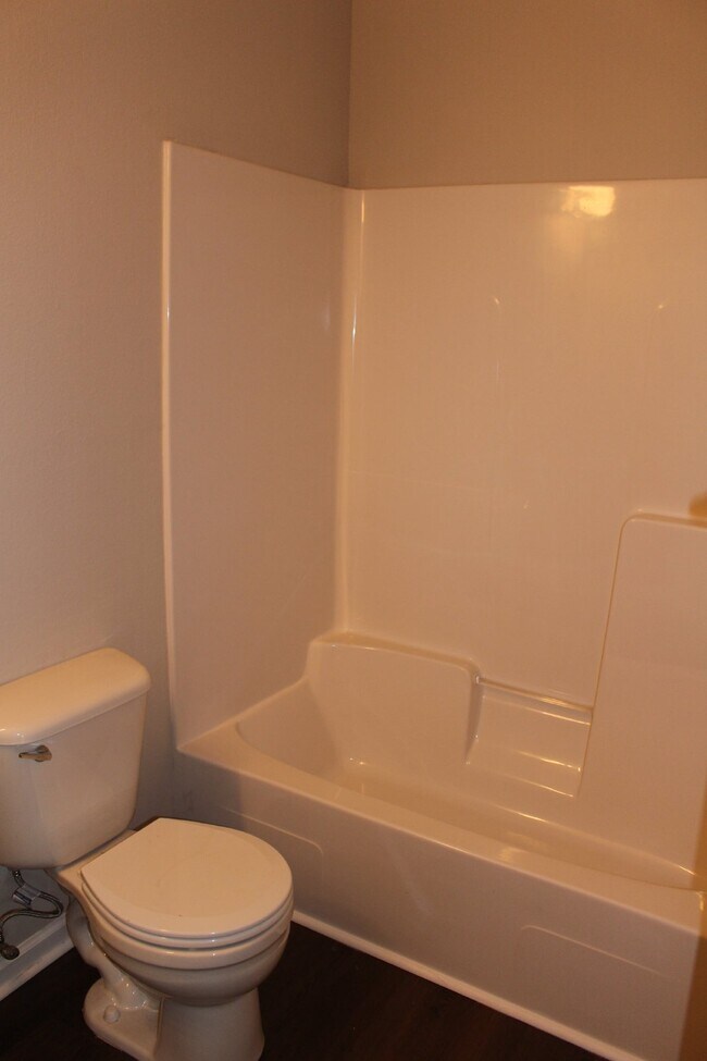 Building Photo - 1407 E 14th St