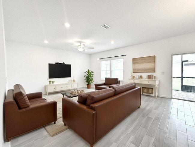 Building Photo - Like New Home In Highland Chase