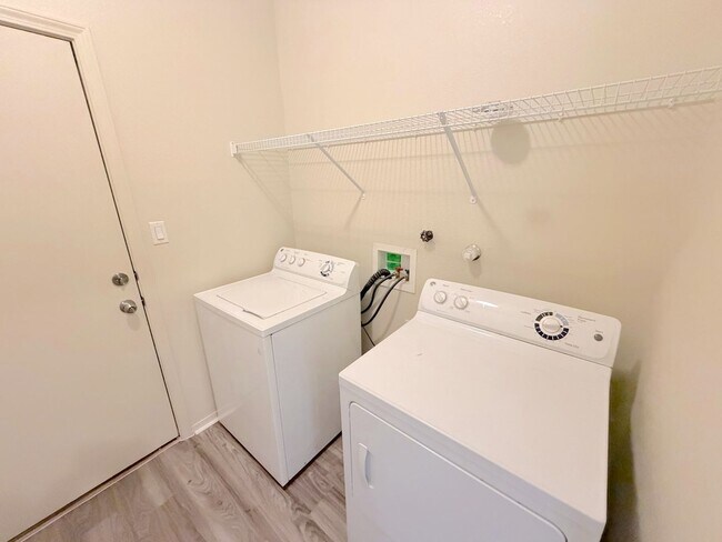 Building Photo - Beautiful 3 bed 2 bath in SW Albuquerque! Spacious layout. New Flooring! 2 Car Garage. Near 98th ...