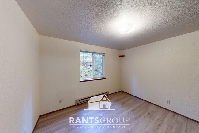 Building Photo - 832R