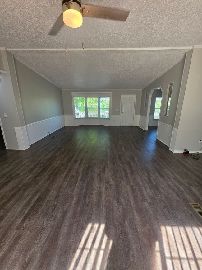 Building Photo - 3 bedrooms 2 baths