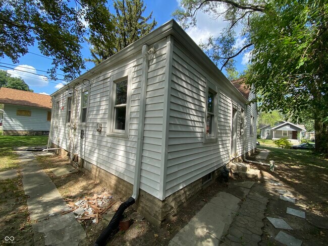 Building Photo - 1464 N Gladstone Ave