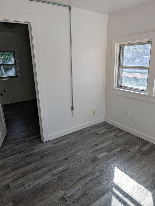 Building Photo - 2 Bedroom 1 Bath- Home