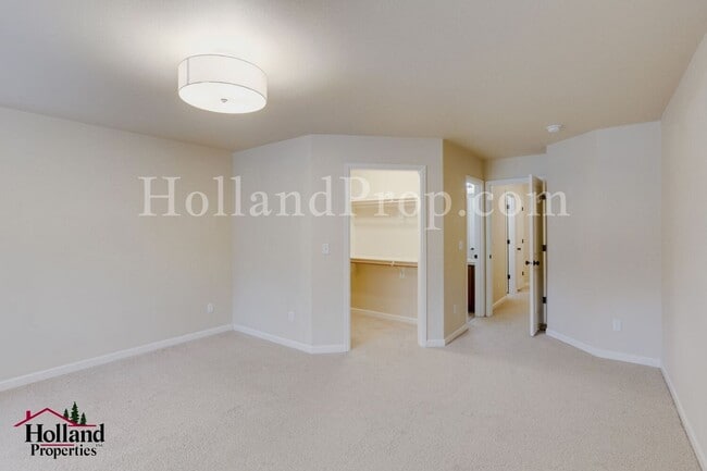 Building Photo - Stylish 3-Bedroom Portland Home with Fireplace, Garage & Modern Conveniences