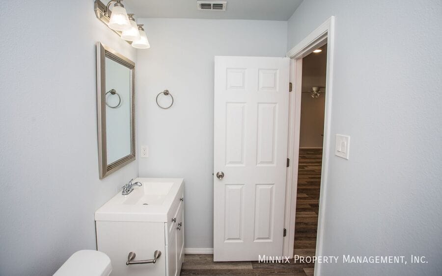 Building Photo - 1302 N Dover Ave