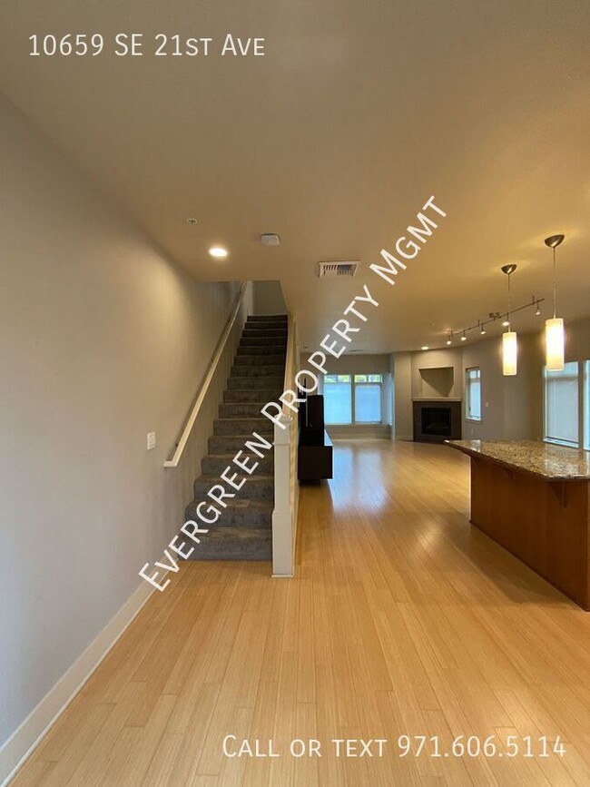 Building Photo - Conveniently Located Townhome With Bonus O...