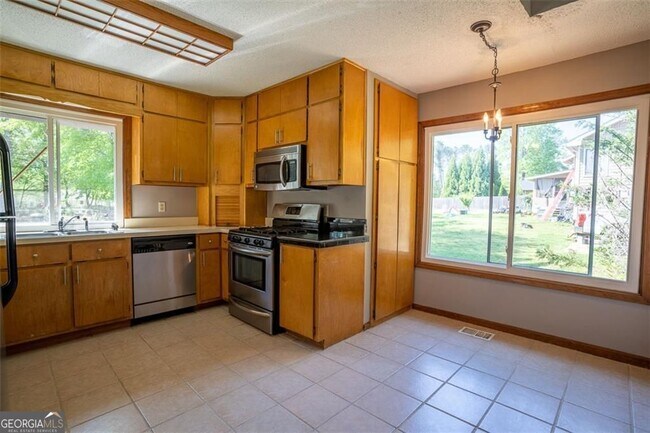 Building Photo - 1540 Magnolia Pl