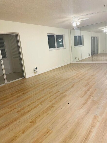 Building Photo - 725 Lori Dr