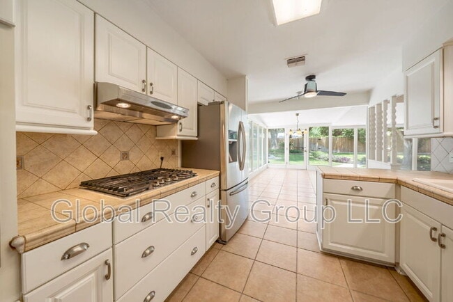 Building Photo - 425 Crestwood Dr