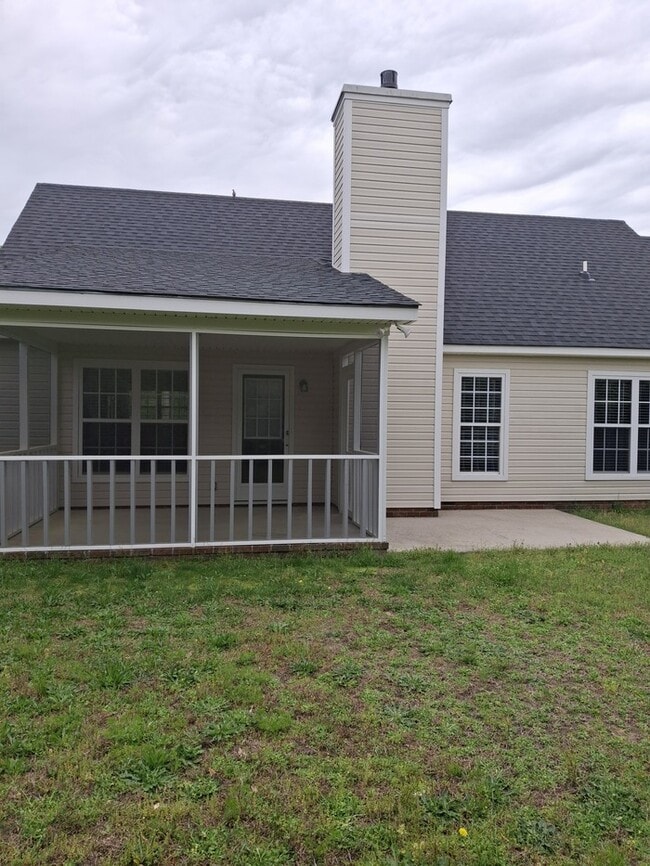 Building Photo - Recenlty Remoduled 3 bedroom 2 Bath