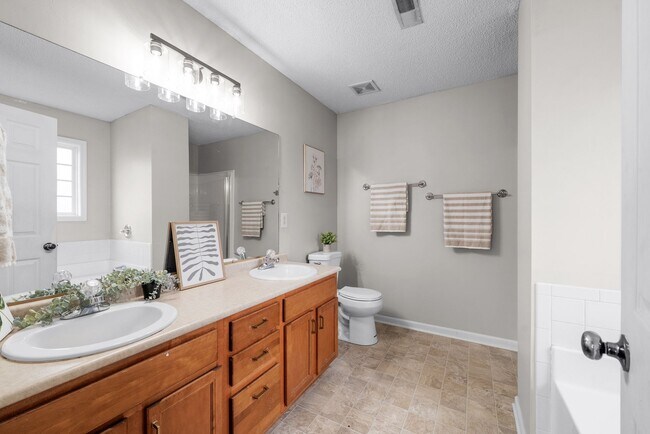 Building Photo - 1438 Addison Dr