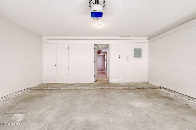 Building Photo - 12209 Chato Villa Dr