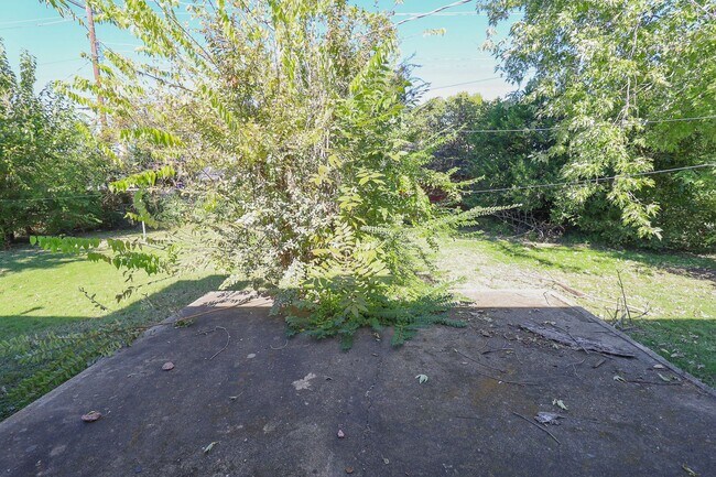 Building Photo - 3 Bed Mid-Town Beaut! Available for Immedi...