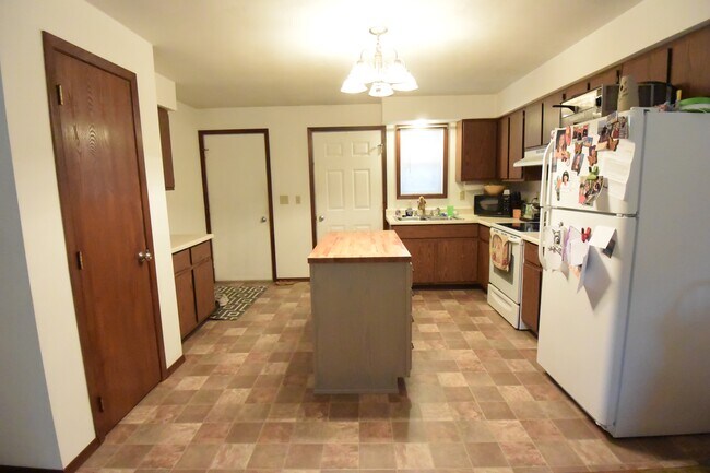Building Photo - 208 Curtis Ave