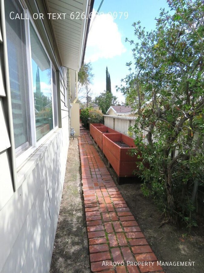 Building Photo - 1165 Leonard Ave