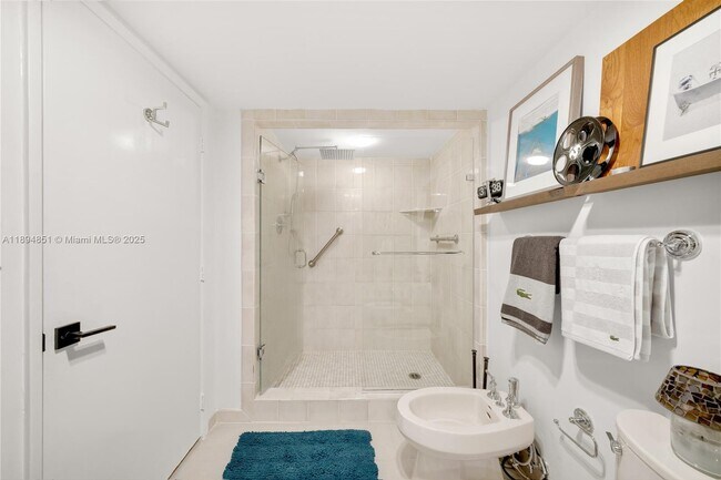 Building Photo - 520 Brickell Key Dr