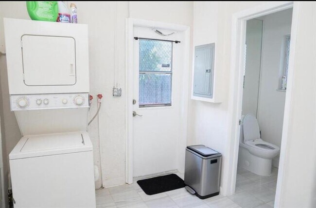 Building Photo - 1128 N 16th Ave