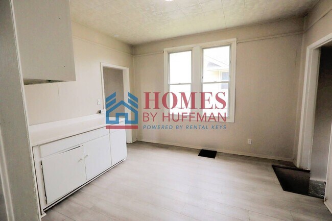 Building Photo - Two Bedroom House