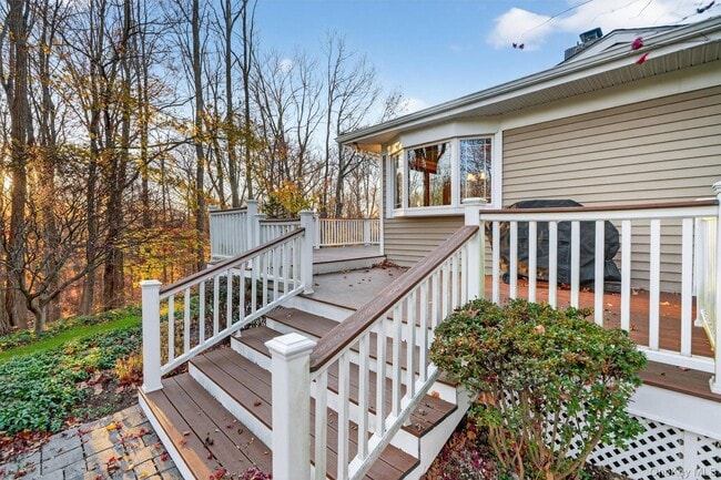 Building Photo - 350 Spring St