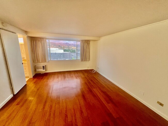 Building Photo - Five Regents/1 BD/1 BA/1 PK