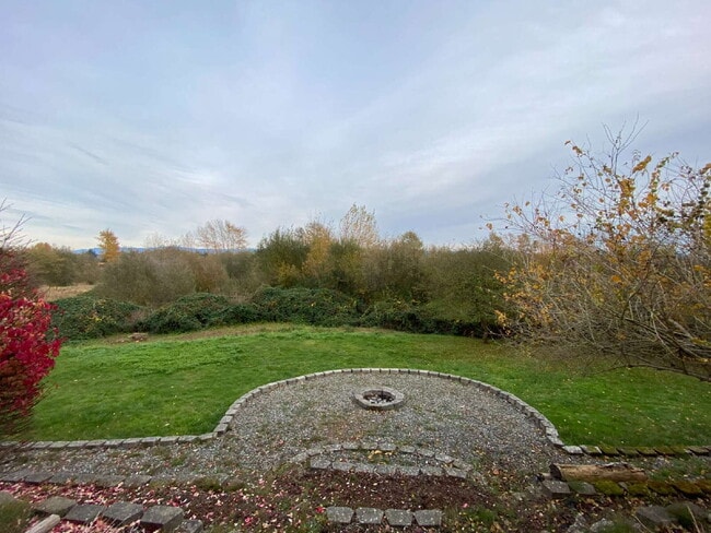 Building Photo - Spacious 4-bedroom with Panoramic Deck Next to Ferndale High