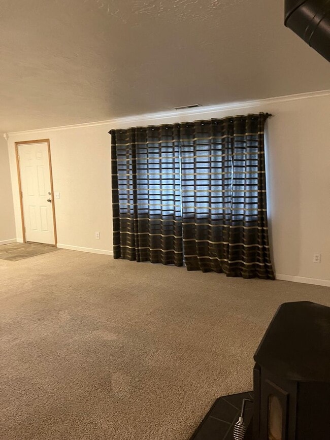 Building Photo - 3 bed / 2 bath house