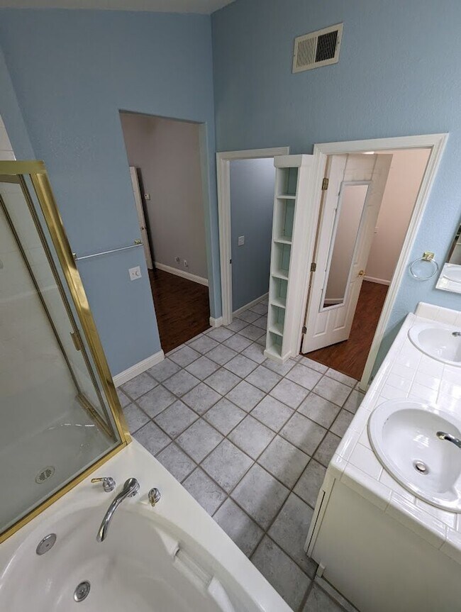 Building Photo - Beautiful 3bed 2.5bath 2 story home located in Rivergate Gated Community