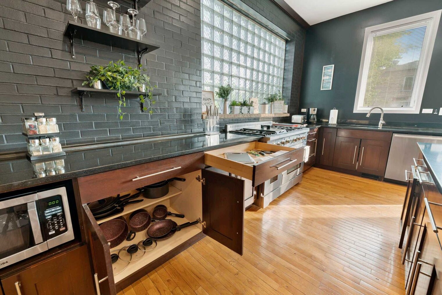 Building Photo - 2630 S Throop St