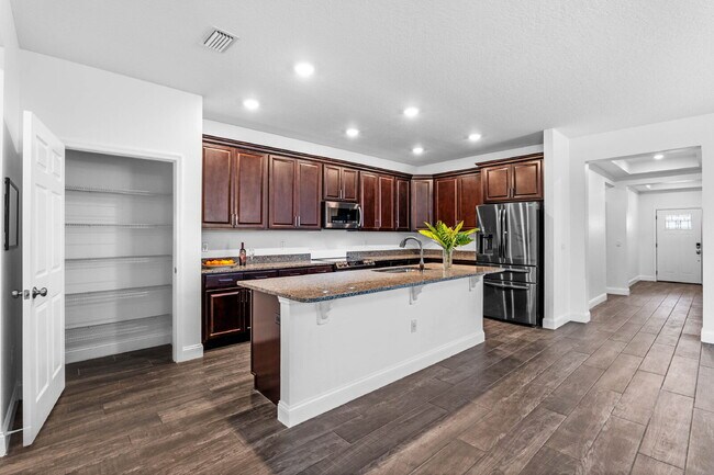 Building Photo - Spacious 4-Bed / 2-Bath Home with 3-Car Garage in Apopka with Modern Touches!
