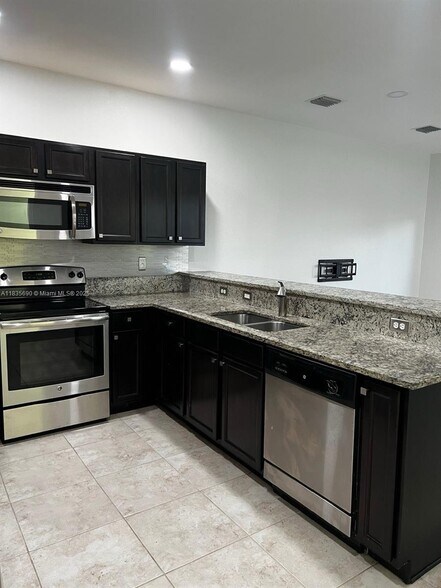 Building Photo - 11512 SW 151st Ave