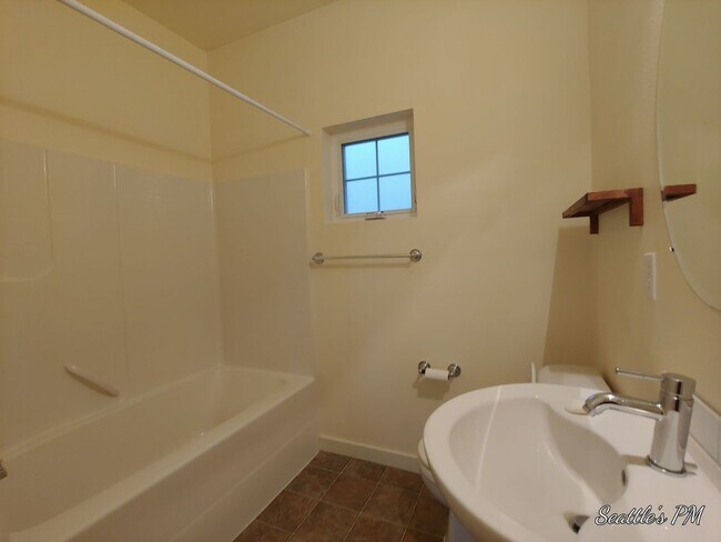 Building Photo - Beautiful 2 Bedroom Townhome in Issaquah- ...