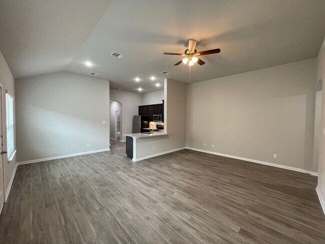 Building Photo - Luxury 3/2 duplex in NBTX