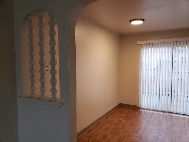 Building Photo - 2 Bedroom and 1 Bath Duplex