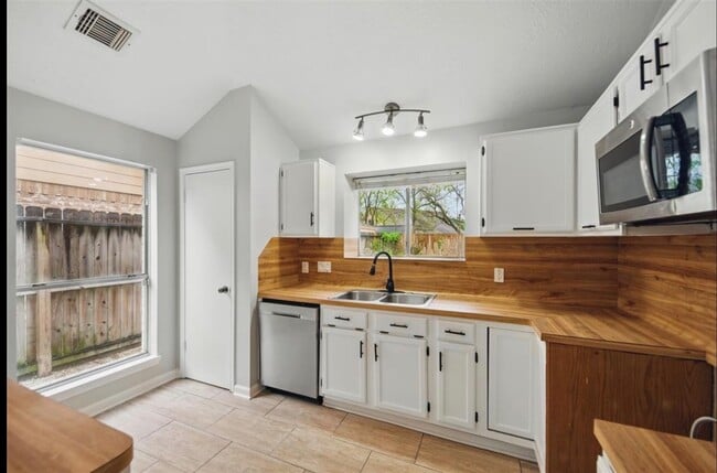 Building Photo - 14403 Wandering Wood Dr