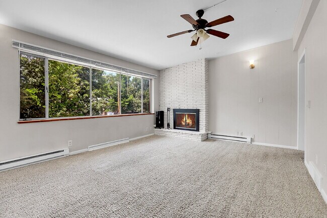 Building Photo - $1,995 - 3 Bed, 1 Bath Duplex Unit in Litt...