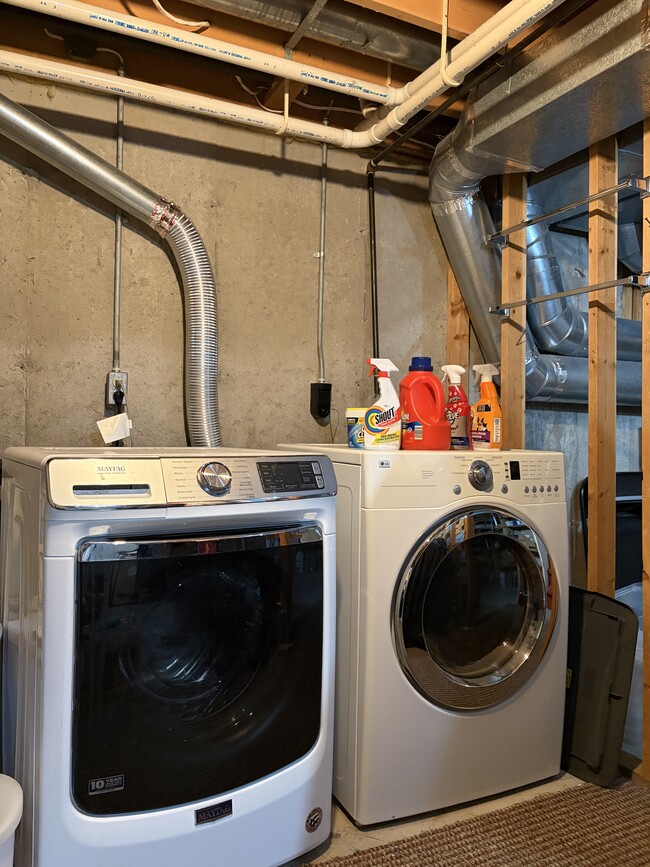 Building Photo - 6526 Bettys Ln