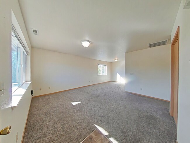 Building Photo - 3 Bedroom with DETACHED GARAGE! Great Cent...